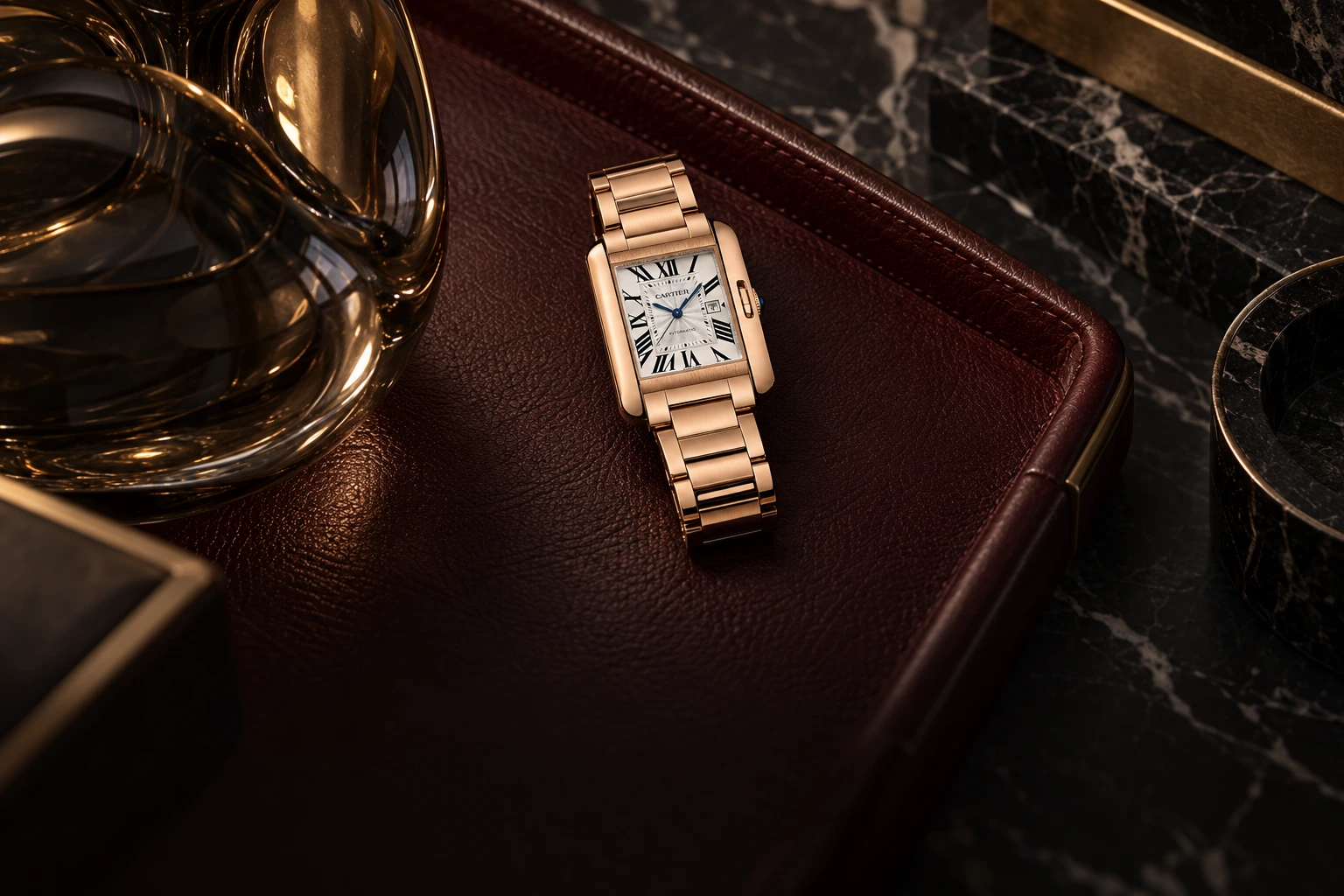 Cartier — клубная сцена с Cartier Tank Anglaise W5310003